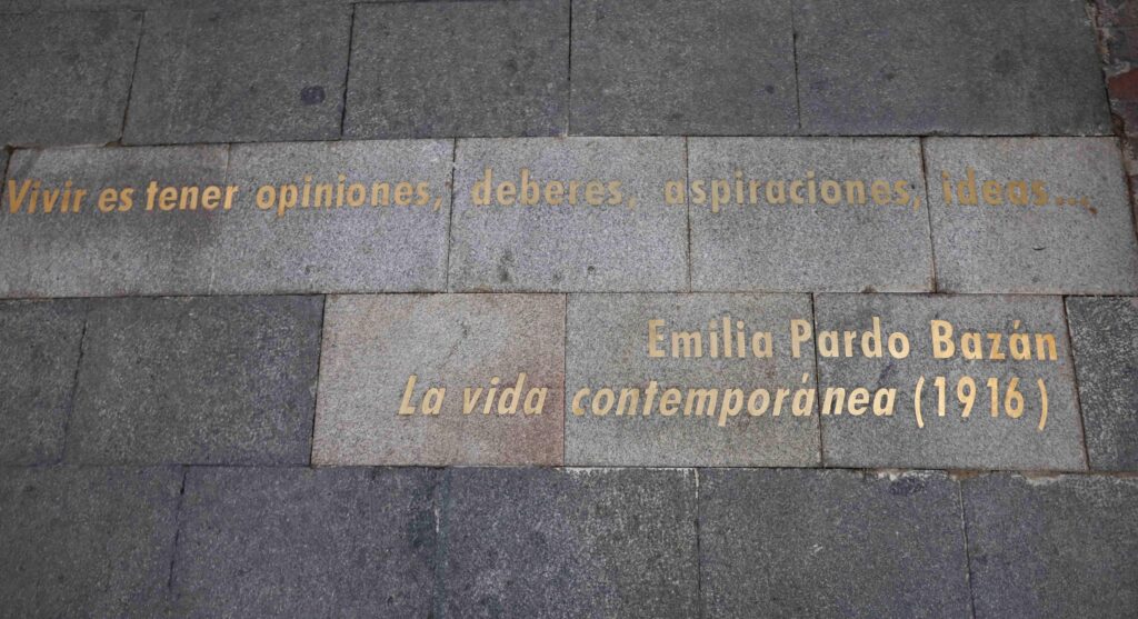 Calle Huertas en el Barrio de las Letras Madrid con versos literarios