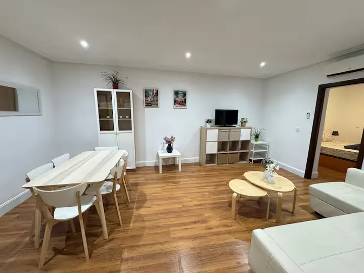 Apartamento vacacional Madrid centro completo para 6 personas. Totalmente equipado, moderno y a pocos pasos de Sol y Gran Vía. Reserva al mejor precio.